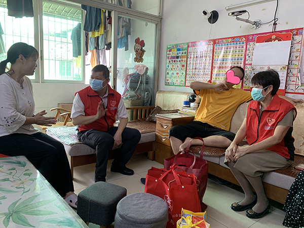 图为市委组织部党员志愿者上门探访慰问结对帮扶对象.jpg