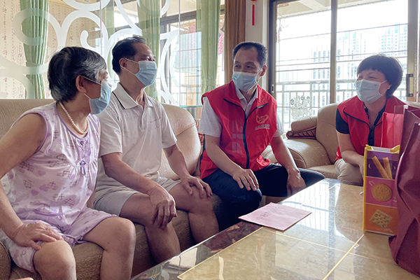 图为市直机关工委党员志愿者来到结对帮扶对象小菲家开展探访慰问.jpg